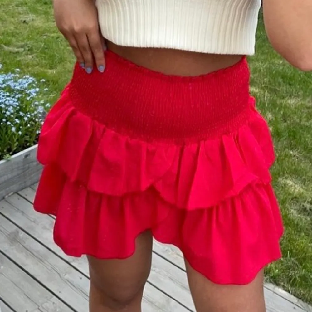 Har sydd en liknande neonoir kjol från en röd bomullst-shirt.  Den är ganska liten i storlek och motsvarar en xxs. Kjolar.