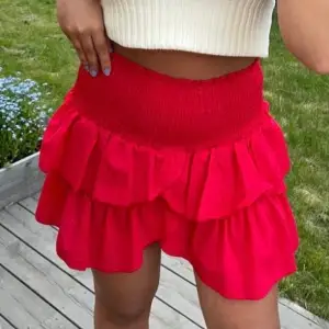 Har sydd en liknande neonoir kjol från en röd bomullst-shirt.  Den är ganska liten i storlek och motsvarar en xxs