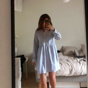 Skjortklänning från ginar - Blå- och vitrandig skjortklänning från Gina Tricot. Tunnt, men ordentligt skjortmaterial. Kör för 400kr 💘💘 