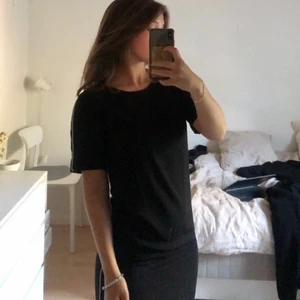 Klänning från Only  - Svart tunn t-shirtklänning som är lite mer sportig, pga den vita randen på sidan. Dock så fin att klä upp också. Så himla luftig och skön, men jag trivs inte i klänning och därför den säljs! Köpt för cirka 300kr 🧡🧡