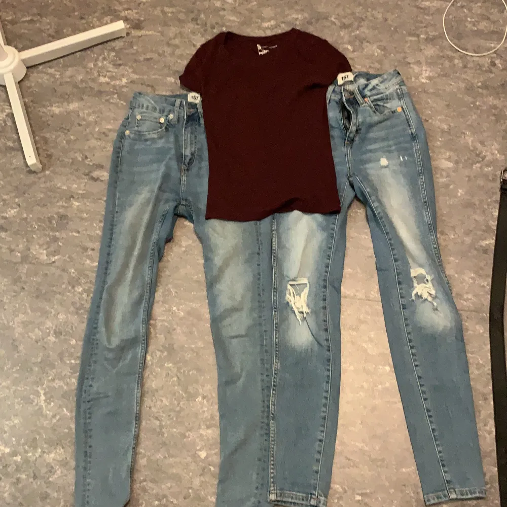 Två skinny jeans som jag säljer för de inte kommer till användning, tshirten får du gratis vid köp av jeansen☺️jeand med håls stl XXS- blåa jeans stl XS och T shirt stl S. Båda jeansen för 80 eller 50 för ett par!. Jeans & Byxor.