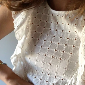 Topp från Zara  - Vit volangtopp från zara! Så himla fin och sommrig!! 😫😫 köpt för cirka 300kr 