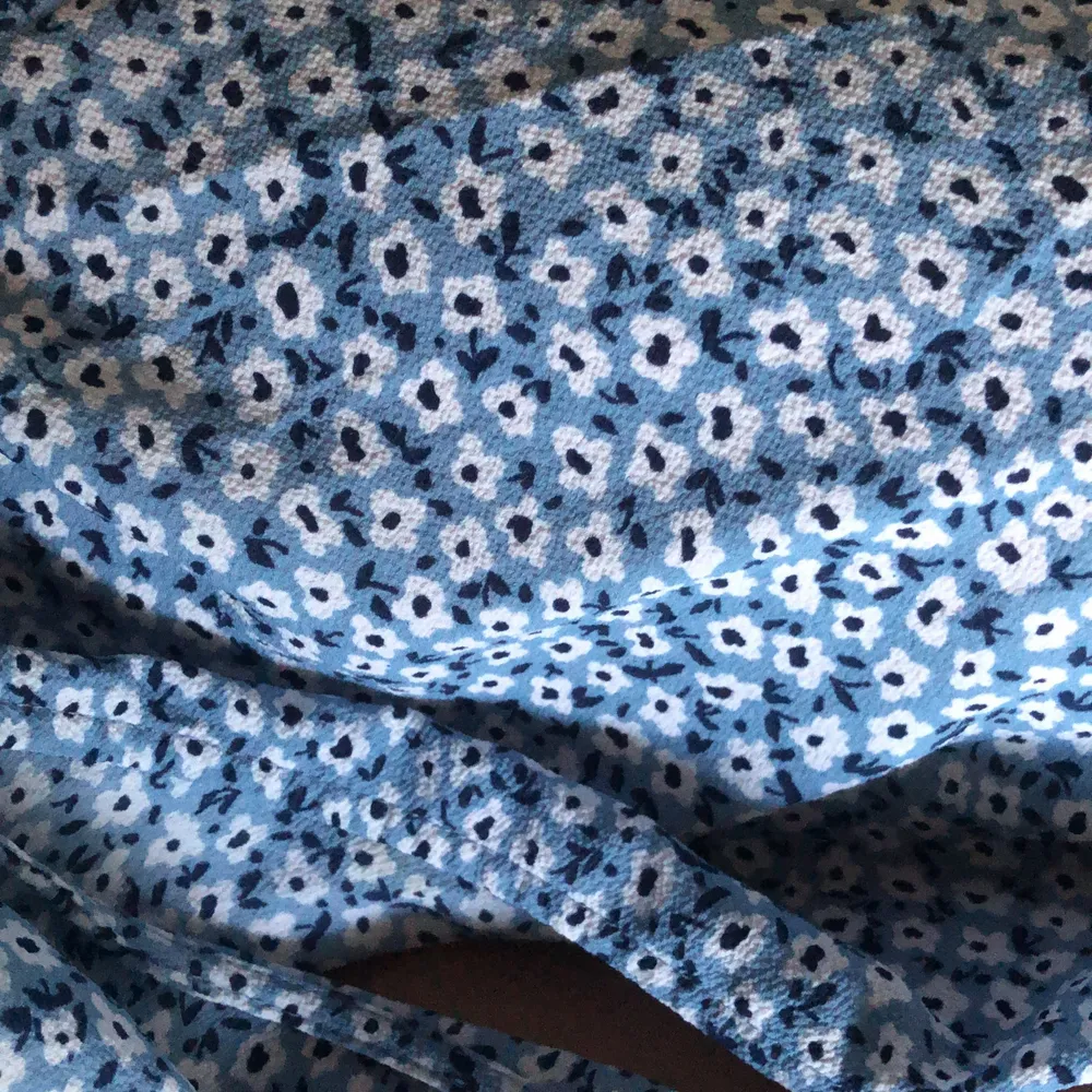 Blå blommig klänning från HM!! Tunt tyg och verkligen den perfekta modellen. Både knappar (översta uppknäppt på bild 2) och snöre i midjan. Så himla ledsen, men den har blivit lite för kort för mig (jag är 1,73) 💘💘💙. Klänningar.