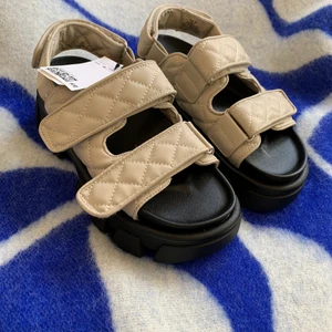 Sandal från H&M - Oanvänd, slutsåld sandal från H&M i storlek 38, prislappen sitter kvar. Sandalerna är normala i storleken, kan du mötas upp i Stockholm kan jag mötas upp, annars tillkommer kostnad för frakt 😄