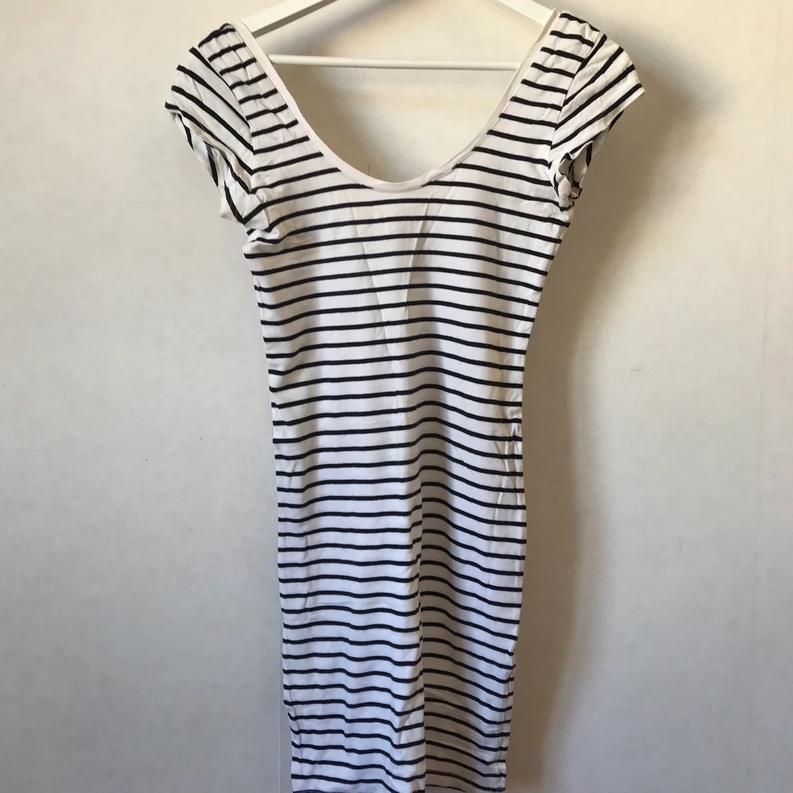 Randig klänning med djup rygg, XS-S