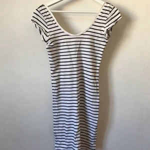 Randig klänning med djup rygg, XS-S - Så himla fin randig klänning i vit och svart med djup rygg och korta ärmar! Mjuk och skön och tight. Underbar på sommaren! XS-S.  Kan mötas i Stockholm eller skicka mot fraktkostnad! ✨🌸✨