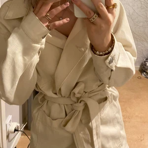 Beige weekday jacka (Xs-S) - Säljer min beiga jacka/kappa då den inte kommer till användning, finns små fläckar därav priset. Köpte den för runt 650kr, säljer för 299kr eller högsta bud.