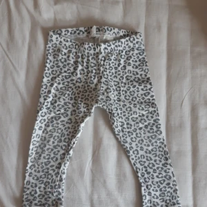 Leopard byxor/tights från H&M - Använt ett par gånger men är fortfarande i ett bra skick. Resårbandet funkar bra och finns inga problem. 