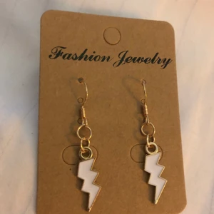 ⚡️ Blixt Örhängen  - ⚡️ Blixt Örhängen, frakt: 14kr ⚡️ * Alla örhängen går även att göras till halsband för 15kr billigare⚡️ 💜TILLFÄLLIGT: köp 2 par örhängen och få ett tredje par gratis!!💜