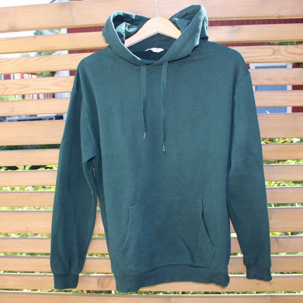 Hej! Jag säljer min mörk gröna hoodie från Cubus. På den andra bilden blev färgen på hoodien bättre. . Hoodies.