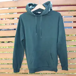 Hej! Jag säljer min mörk gröna hoodie från Cubus. På den andra bilden blev färgen på hoodien bättre. 