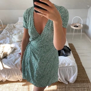 Grön blommig klänning 🍀🌸 - En supersöt klänning som är köpt på Gotland förra sommaren 🤩  knyts omlott och sitter supersnyggt💓💓 köparen står för frakten 