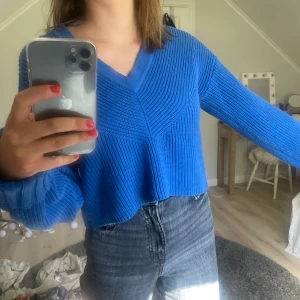 Tröja  - Superfin havsblå/kungsblå stickad tröja med fina detaljer! Knappt använd. Storleken är XS men passar utmärkt som S med. Jag är S men passar på mig:)