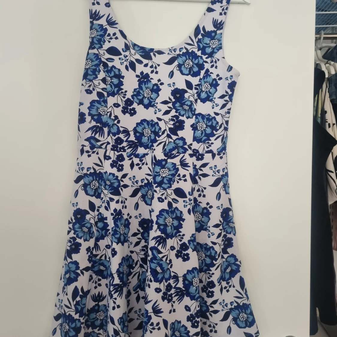 Blå blommig klänning 