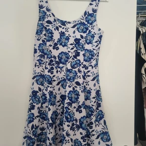 Blå blommig klänning  - Använt skick