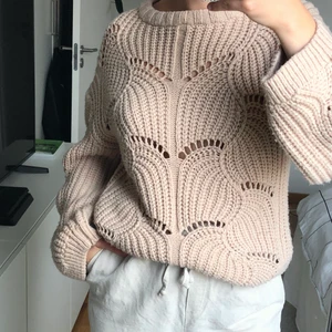 Stickad tröja - Stickad tröja i beige/gammelrosa färg från gina tricot. Lagom oversize. Köparen står för frakten. 🤍