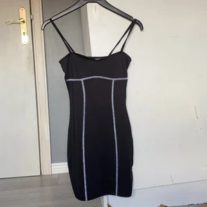 Svart klänning  - Säljer denna klänningen, som är köpt från Hm. Den har endast blivit använd en gång. 