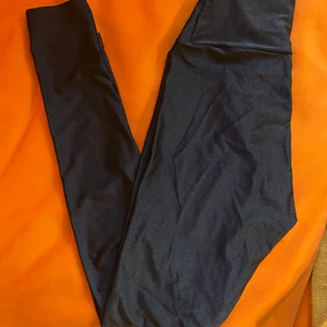 American Apparel  - Glansiga American Apparel leggings med hög midja i storlek S