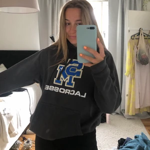 Nike hoodie storlek M - Älskar denna snygga mörkgrå Nike hoodie!! köpt på en second hand i usa för ett tag sedan men använder inte så mycket längre. Jättefint skick och superskön!! Köparen står för frakt❣️