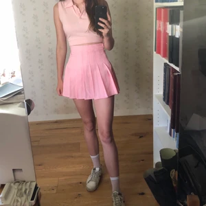 Rosa tenniskjol - Jättegullig, rosa tenniskjol💖 Säljer p.g.a den tyvärr inte kommer till användning längre. Pris kan diskuteras!