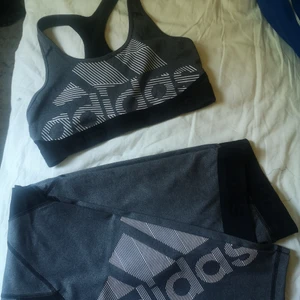 Adidas sport BH & tights  - Matchade set med tränings topp och tights från adidas, bhn/toppen är i M och byxorna i L men skulle säga att de även passar en M. Bara använt 1 gång såvitt jag minns, så är i stort sett nyskick. 