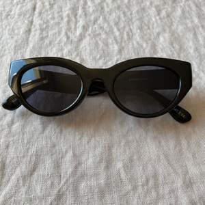 Svarta ovala solglasögon med båge i plast från Gina Tricot, modellen ”Elin”  Fint skick, använda 2-3 gånger enbart 