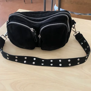 väska  - En jättefin väska från gina som är perfekt till stranden i sommar. Säljer eftersom den inte kommer till användning längre. 75kr + frakt💖💖💖 nypris: 349kr