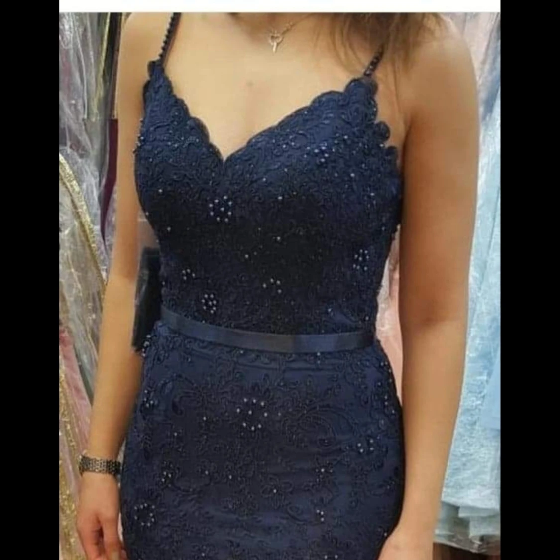 En supersnygg tight klänning i mörkblå med fina detaljer över hela plagget.  - 91