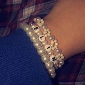 Pärlarmband  - |Blomarmband 30kr. Pärlarmband 28kr. Namnarmband 26kr|| Jag gör pärlarmband i massa olika designer! Designa själv helt fritt! pris varierar från 20-30kr beroende på design! Kolla min profil för mer info! (Vid köp av två får man fri frakt!💕💕)