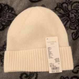 Kashmirmössa - Vit mössa i 100% Kashmir. Aldrig använd och lapparna kvar! Nypris 349 kr.