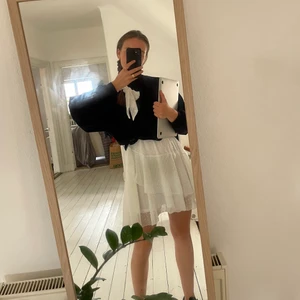 Klänning - Söt, vit klänning köpt inför min student men fungerar som kjol eller till sommaren 💗