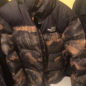 North Face Nuptse L - North Face Nuptse Jacka, köpte men använde knappt, storlek L, nyskick. Pris kan diskuteras