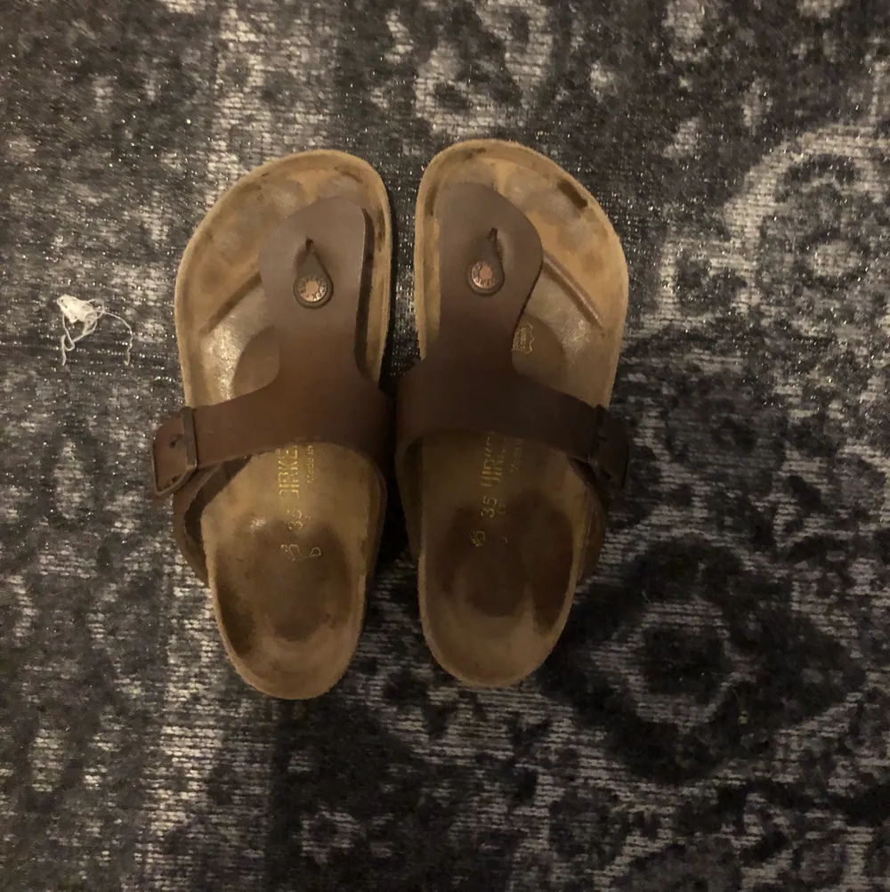 Bruna birkenstock skor ❤️ storlek 35 men mkt stora i storleken passar ca 37 💕 . Skor.