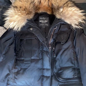 Hollies livigno  - Hollies livigno storlek 38 riktigt fin & skön samt varm nu till vinter funkar lika bra till höst o vår. Säljs då den inte passar mig längre & kommer möjligt till användning för någon annan. Knappt använd så väldigt fint skick på den!🎄❣️