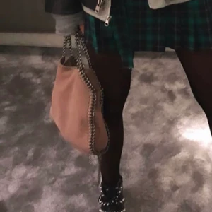 Stella mcartney väska - Säljer min favorit väska från stellamcartney! Den är verkligen såå fin!! Och väldigt rymlig! Älskar verkligen den såå mycket men tyvärr har den inte kommit till användning på sistone. Den har inga större slitningar pch är i väldigt fint skick.Kontakta mig vid intresse