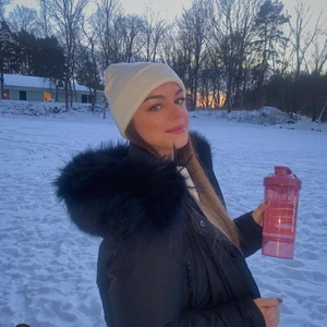 Rock and blue polar svart - Helsvart rock and blue polar i strl 38 med äkta päls. Jättevarm med fleece i alla fickor. Jag är xs egentligen men passar bra även på mig o ger lite oversized look. Köpt i feb detta år (2021). Ord. pris 5000kr säljes nu för 2500kr men pris kan diskuteras! Video kan skickas på förfrågan.