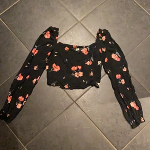 Blommig topp - Säljer denna blommiga toppen från hm i strl 34. Använd ett fåtal ggr, är i bra skick. Hör av dig om du är intresserad💕💕