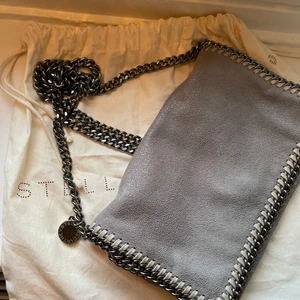 Stella McCartney  - Säljer min älskade Stella väska som är i grå! Skicket är väldigt bra och det finns inget tecken på användning. Dustbag samt kvitto finns och nypriset är 5700 kr. Modellen på väskan heter Falabella shagder crossbody bag.