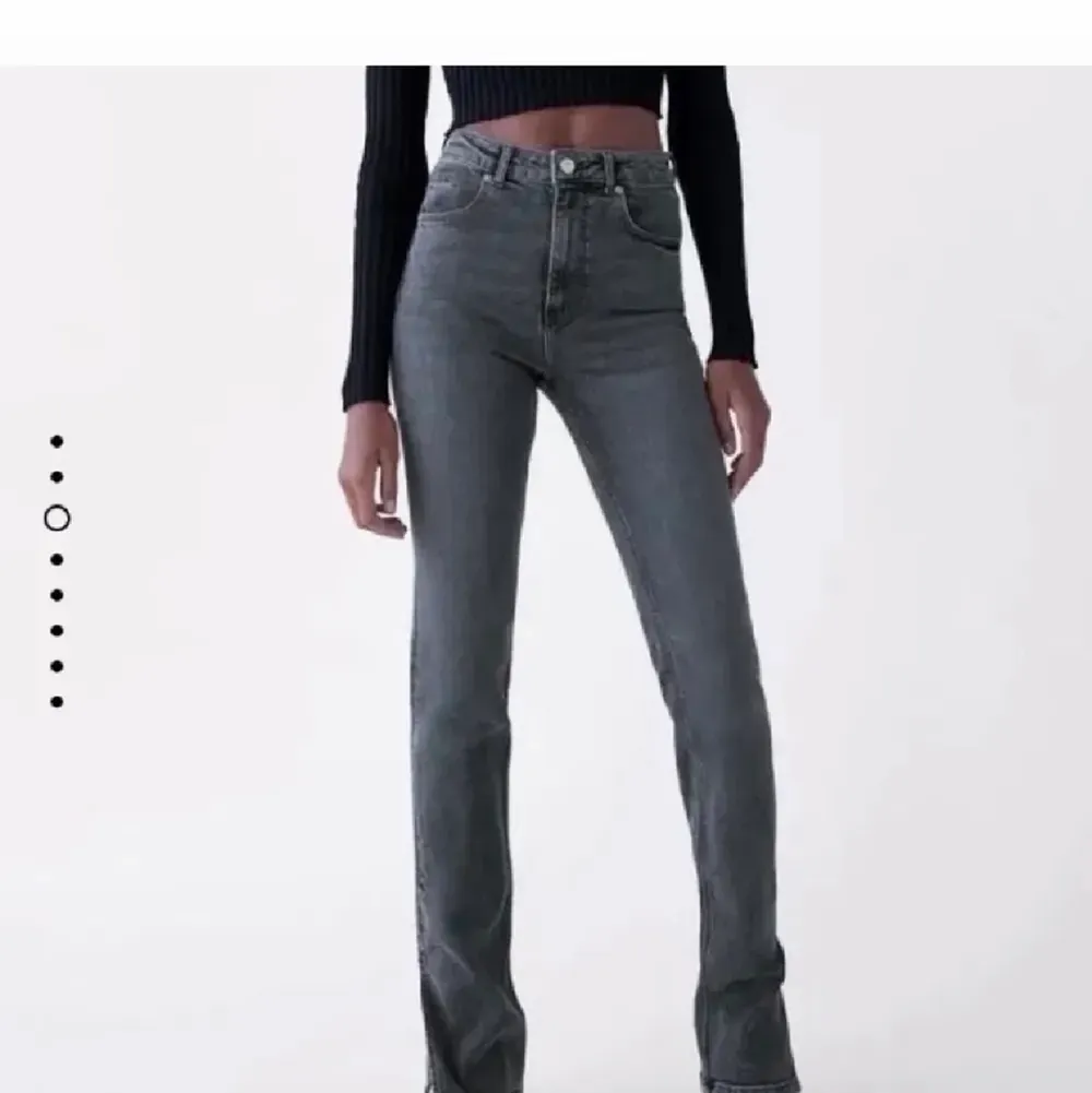 mörkgrå zara jeans med slits utåt, har klippt dem så de passar någon som är ca 167-170, helt oanvända . Farkut & Housut.