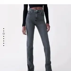 mörkgrå zara jeans med slits utåt, har klippt dem så de passar någon som är ca 167-170, helt oanvända 