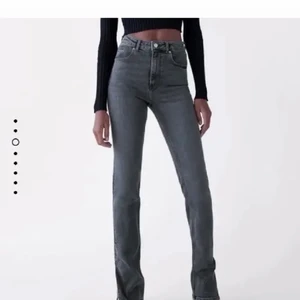 zara jeans  - mörkgrå zara jeans med slits utåt, har klippt dem så de passar någon som är ca 167-170, helt oanvända 