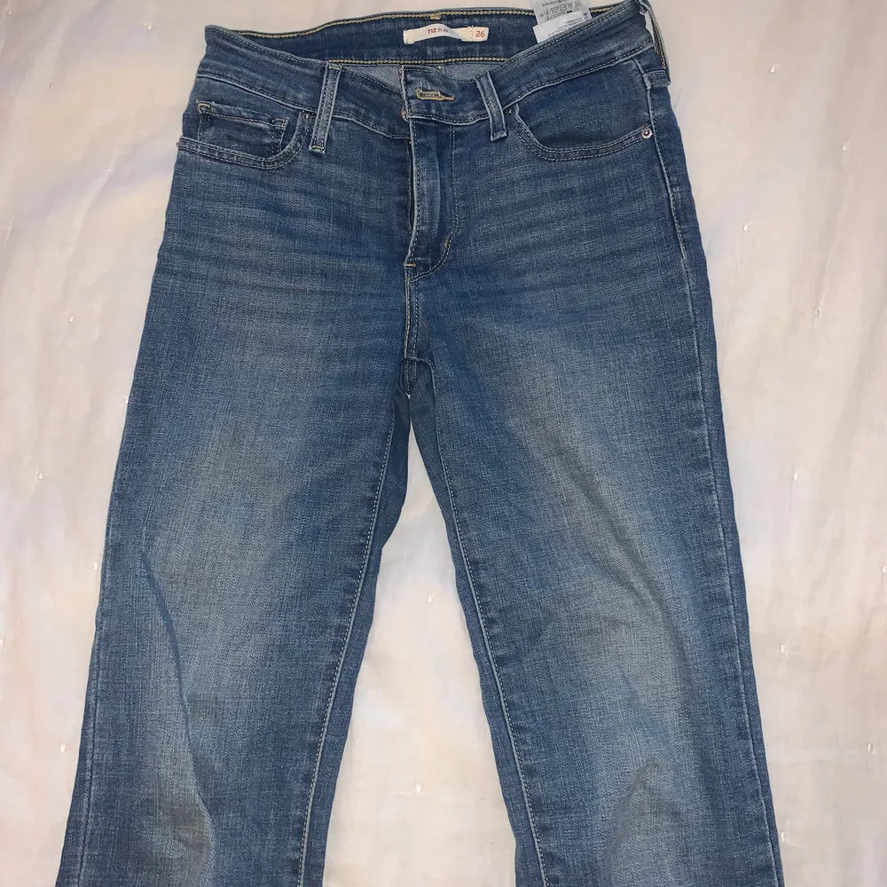 Ett par jeans från Levis i bra skick, sitter tight men går lite ut längst ner. . Jeans & Byxor.