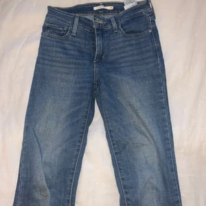 Jeans Levis Slim - Ett par jeans från Levis i bra skick, sitter tight men går lite ut längst ner. 