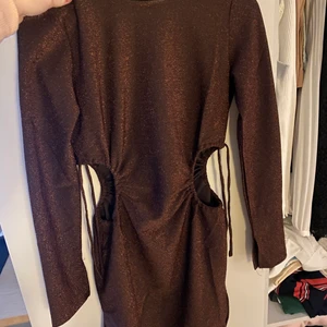 H&M glittrig klänning  - Oanvänd storlek S från H&M perfekt till nyår