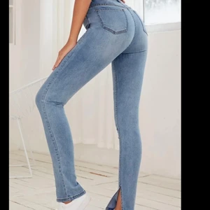 Slätt jeans - Det är en ny modell jeans, den har en slits i slutet av jeansen, vilket ger en söt look när man har på sig. Den passar med alla 