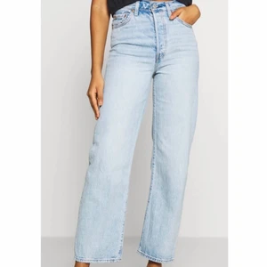 Levis Ribcage Straight Ankle storlek 27 - Levis Ribcage Straight Ankle jeans i storlek 27. Använda fåtal gånger så är i gott skick. Säljer pågrund av att de blivit för stora för mig.                                   Ordinarie pris: 1195kr