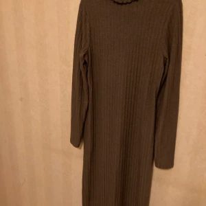 St M ny oanvänd ribbstickad klänning  - Mysig och snygg ribbstickad klänning i M. Säljes för 99kr plus ev frakt 57kr spårbart. Aldrig använd 