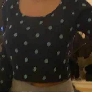  stickad tröja - Väldigt mysig tröja, lite kort, mjukt material, använt 1 gång