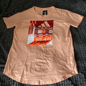 Adidas t-shirt  - En adidas t-shirt som jag aldrig har haft på mig och är helt ny