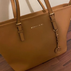 ÄKTA Michael kors väska  - Säljer min äkta Michael kors väska köpt i en butik i Seattle för några år sen för 325 USD. Kan kolla om kvittot finns kvar någonstans.